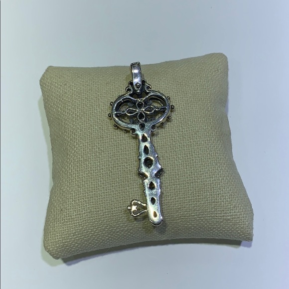 Sliver /18ktDiamond key pendent